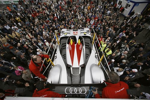 24U Le Mans: Compleet gekkenhuis bij keuring Audi